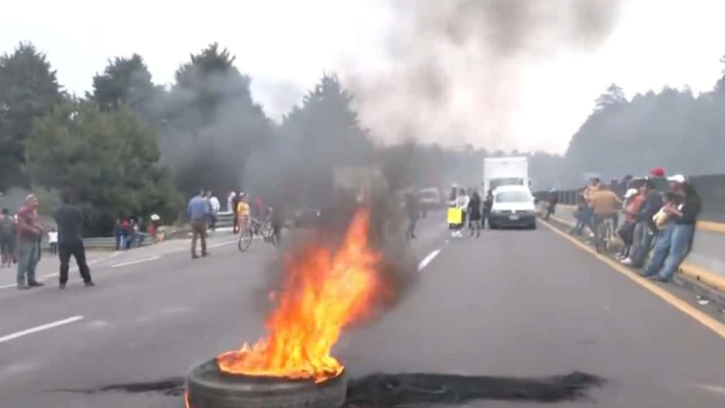 Bloqueo en ambos sentidos en la México-Puebla