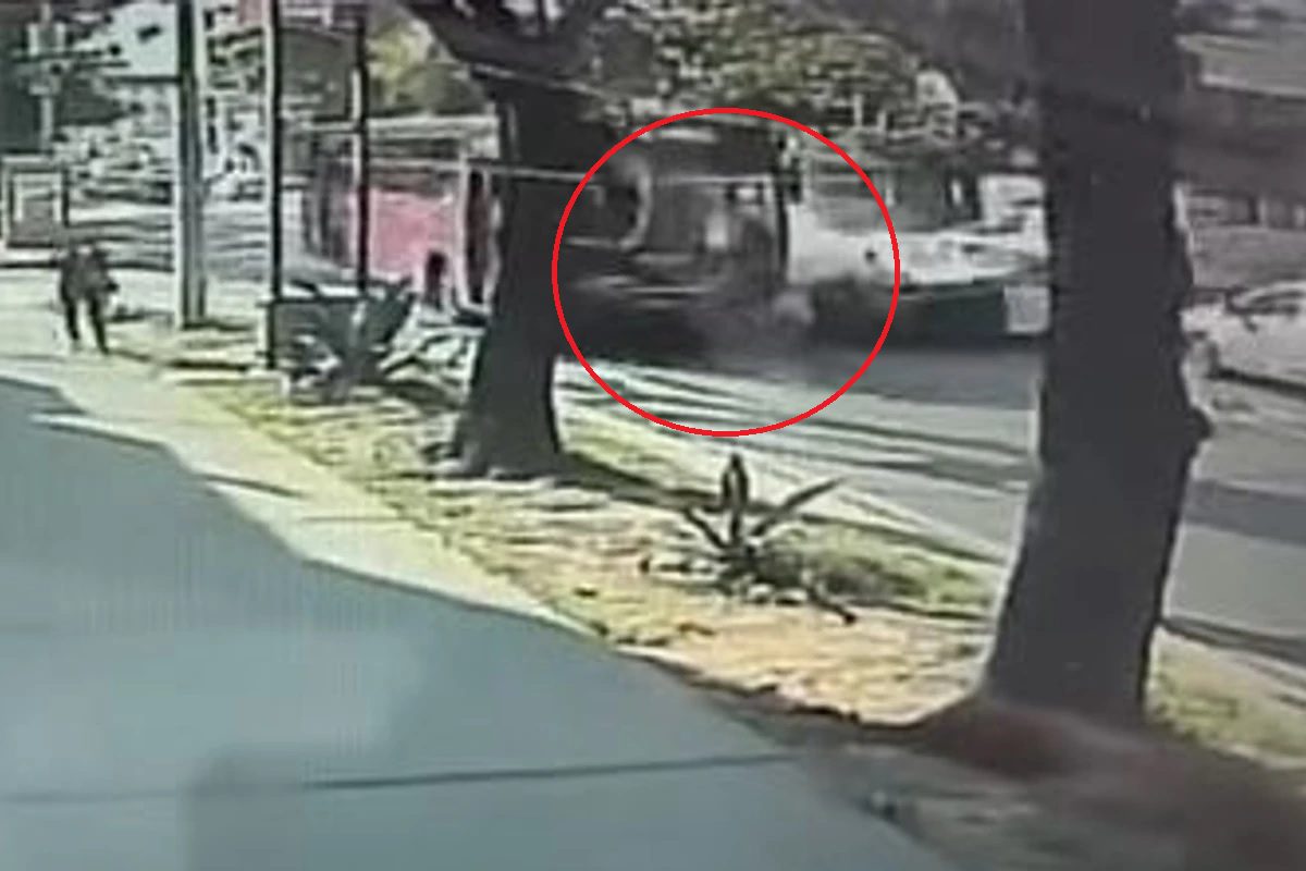 Choque entre un camión y un auto en la colonia Portales