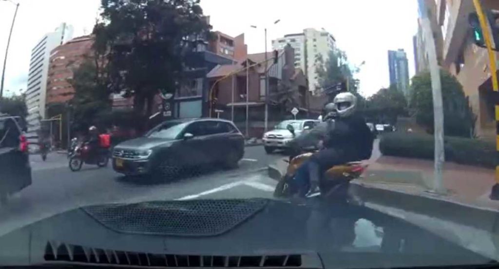 Conductor en Bogotá embiste a ladrones en moto
