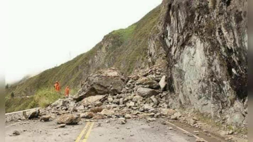 Derrumbe en carretera de Perú