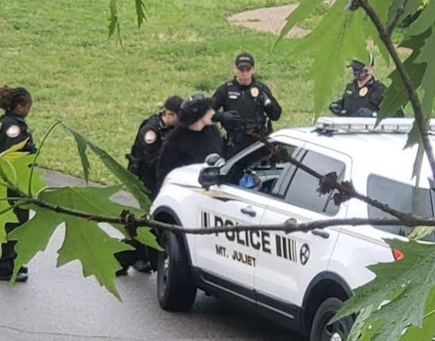 Estudiante de Texas detenido por portar dos rifles dentro de su auto