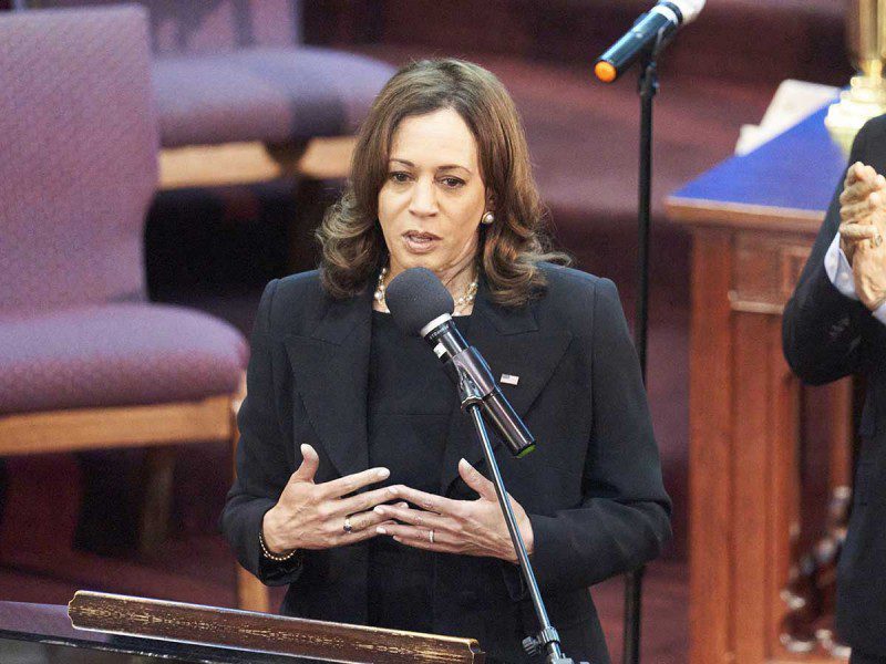 Kamala Harris pide prohibir las armas en EU