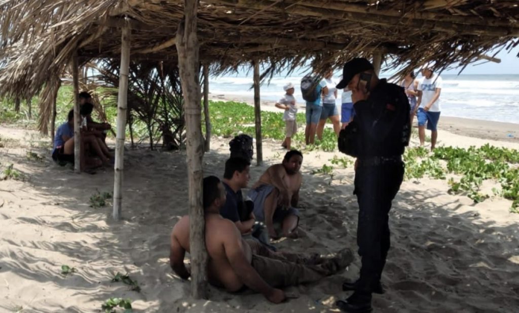 Lancha con 11 migrantes naufraga en Veracruz