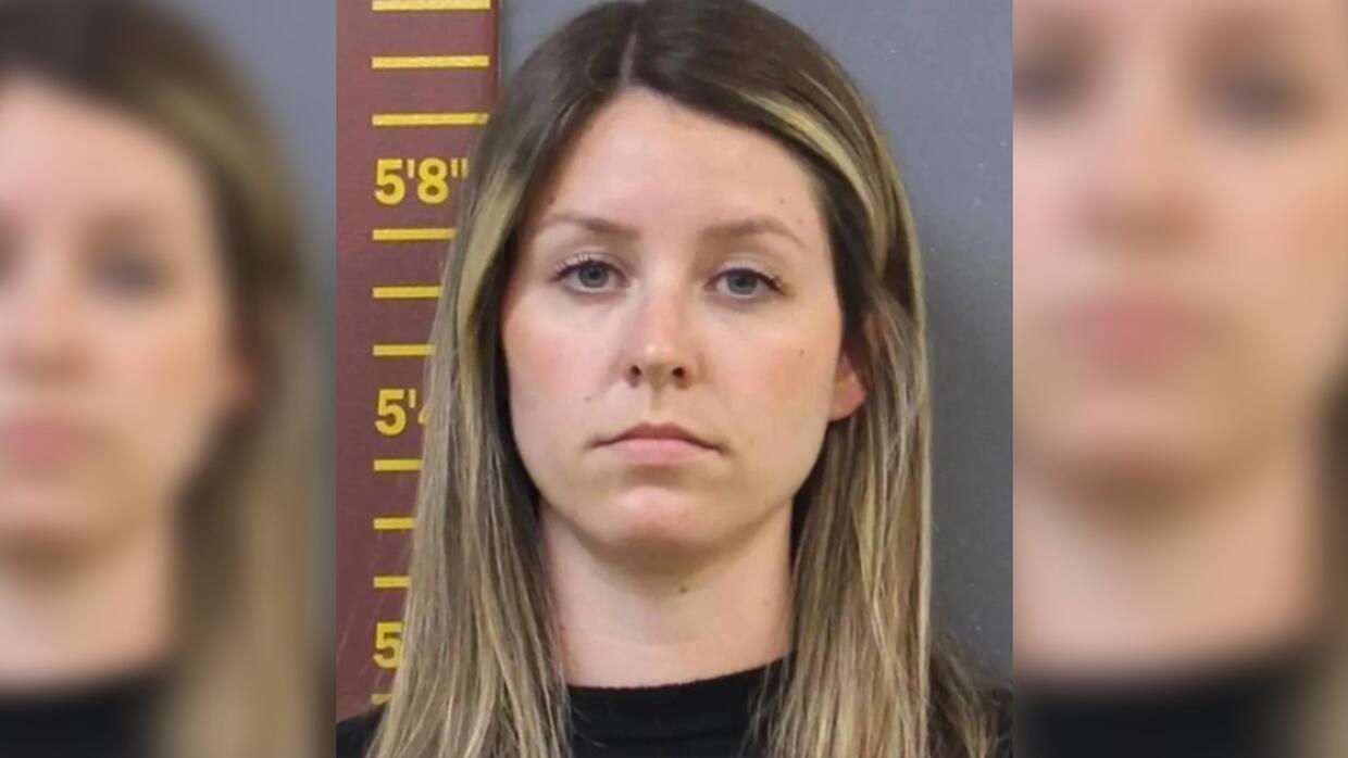 Maestra en EU detenida por tener relaciones sexuales con alumna menor de edad