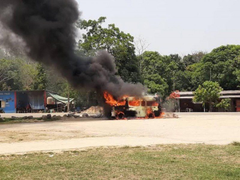 Mixes queman camioneta