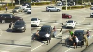 Mujer se desmaya frente al volante y ciudadanos detienen su auto #VIDEO