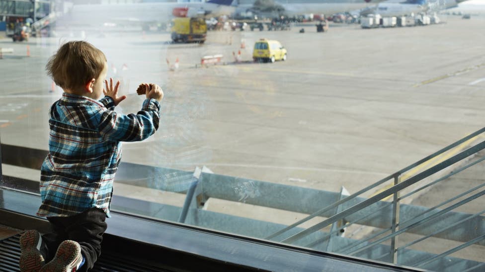 Niño en aeropuerto de Irak