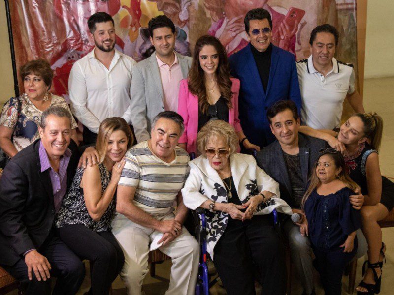 Silvia Pinal y el elenco de Caperucita, ¡qué onda con tu abuelita! 