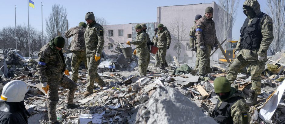 Soldados de Ucrania se retiran del este de Donbás