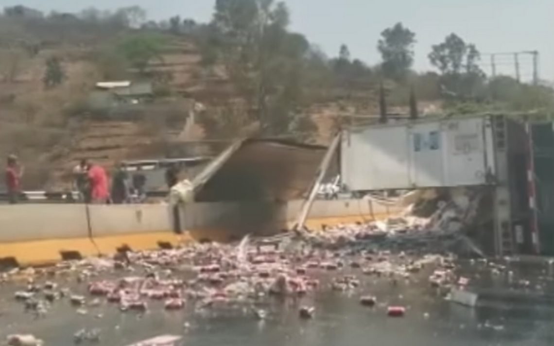 Tráiler de cerveza volcado en la Morelia-Salamanca