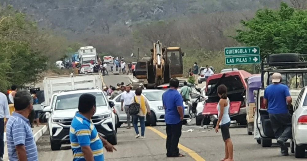 Tráiler provoca carambola en la Oaxaca-Tehuantepec