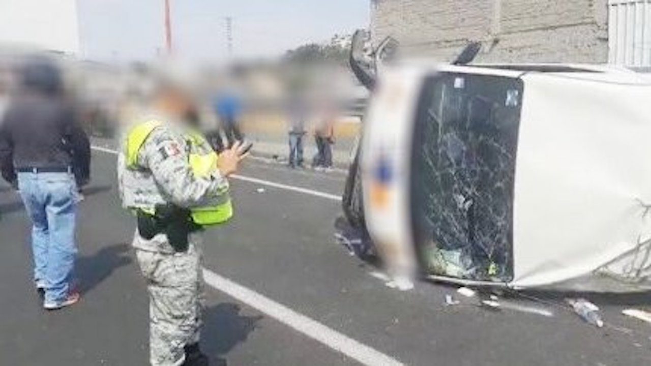 Volcadura de combi en la México-Pachuca