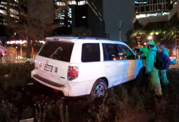 ¡Pero si es nuevo! Automovilista chocó contra glorieta del ahuehuete recién plantado