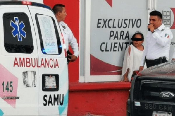 Mujer trata de aventarse a un auto tras discutir con su pareja, en Campeche