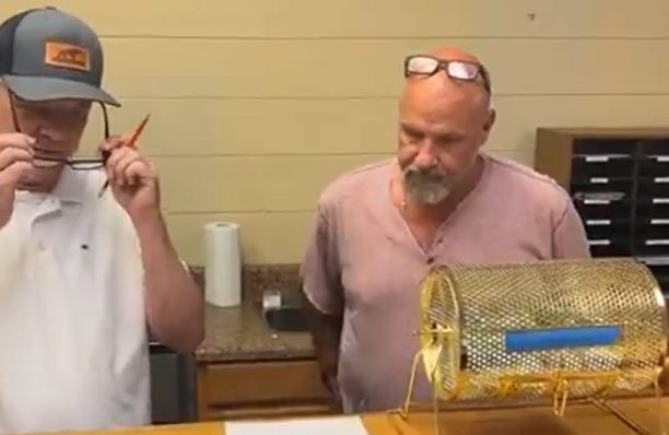 Secundaria de Florida realiza mega sorteo de rifles y pistolas entre alumnos y maestros