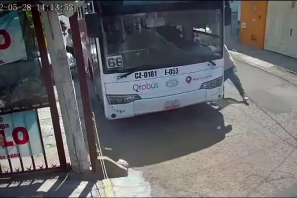 Vecinos intentan detener autobús sin chofer y sin frenos, en Querétaro #VIDEO