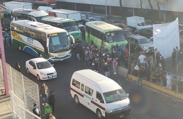 Se desata riña con todo y grúa en Indios Verdes durante bloqueo de transportistas #VIDEO