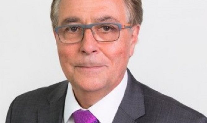 El científico mexicano Alejandro Madrigal es condecorado por la reina Isabel II