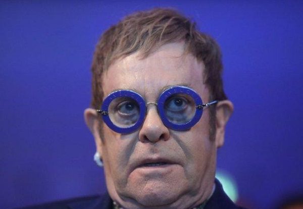 Elton John es visto en silla de ruedas a días de presentación en Buckingham