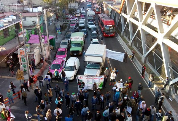 Tras retiro de bloqueos, transportistas marchan hacia el Zócalo capitalino