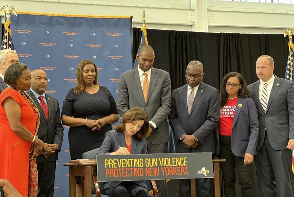 Nueva York establece en 21 años la edad legal para comprar fusiles semiautomáticos