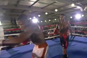Boxeador sudafricano pierde el sentido y lanza golpes al aire durante pelea #VIDEO