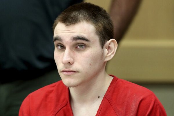 El autor de la matanza de Parkland pide que se aplace su juicio