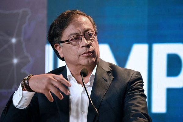 AMLO asegura que Gustavo Petro enfrenta "guerra sucia indigna" en elecciones en Colombia