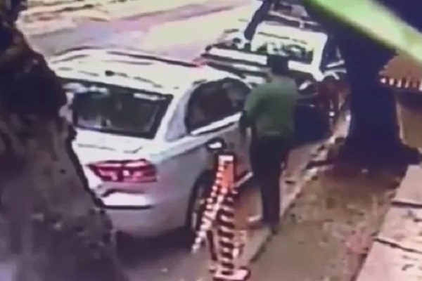 En 4 segundos, taxista quita cristal de auto y roba objetos, en Edomex #VIDEO