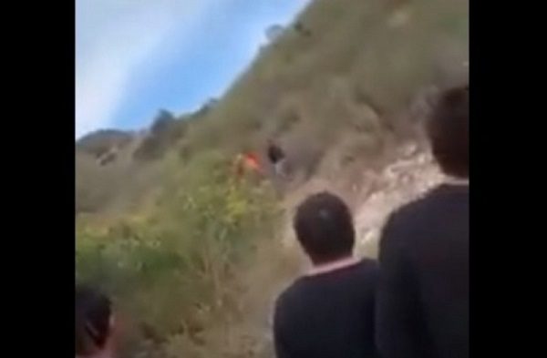 Dan golpiza a presuntos ladrones, "por si pensaban liberarlos", en Querétaro #VIDEO