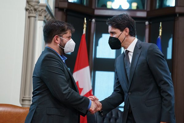 El presidente de Chile sorprende al hablar con Justin Trudeau en tres idiomas