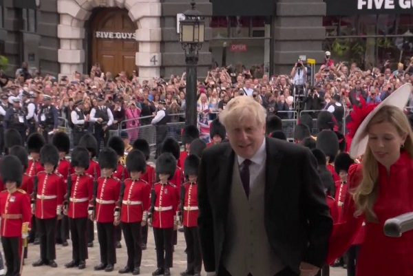 Boris Johnson es recibido entre abucheado al jubileo de platino de la Reina Isabel