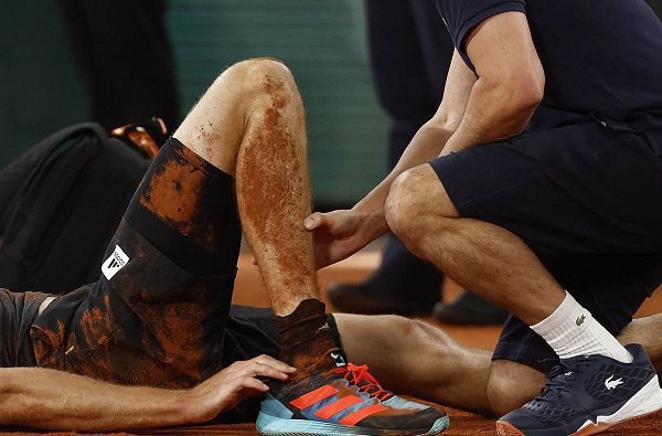 Zverev se retira en muletas por lesión en el tobillo; Nadal a la final de Roland Garros #VIDEO