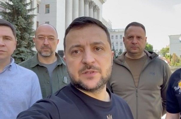 “Seguimos aquí”, dice Zelenski a 100 días de la invasión rusa en Ucrania