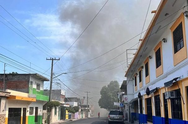 Matan a dos personas e incendian negocio con bombas molotov, en Colima
