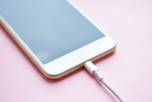 La Unión Europea aprueba el uso cargador universal USB-C para 2024