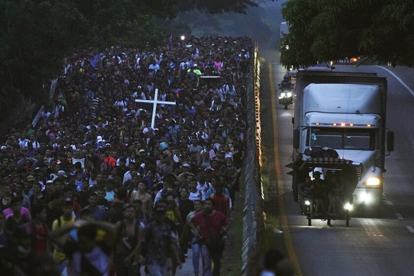 AMLO califica de "normal” movilización de militares para contener a migrantes