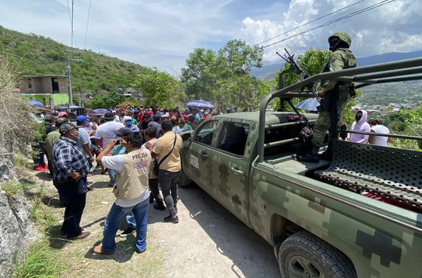 Pobladores de Petaquillas liberan convoy militar en Chilpancingo, Guerrero