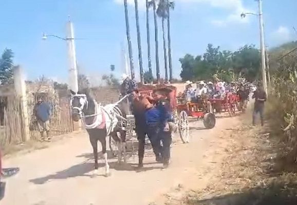 Agreden y detienen a mujer trans por intentar concursar en una feria regional, en SLP