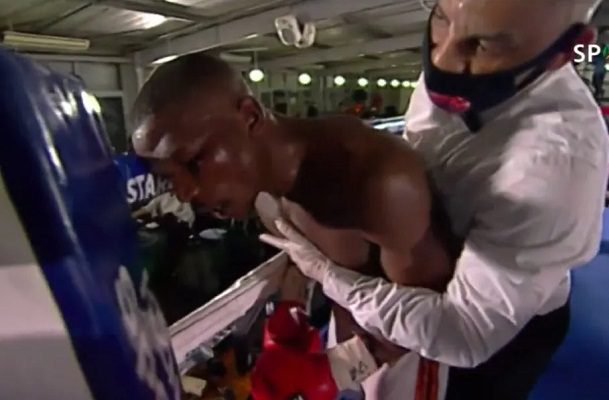 Muere boxeador sudafricano que perdió el sentido y lanzó golpes al aire en una pelea