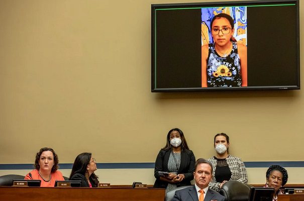 Niña cuenta ante el Congreso de EE.UU. cómo se untó sangre para sobrevivir a tiroteo en Texas