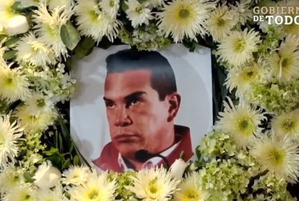 'Alito' Moreno anuncia acciones legales contra Layda Sansores por ponerlo en corona de flores