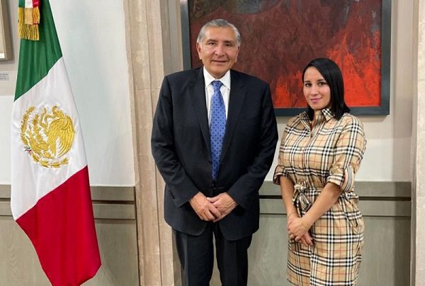 Critican a alcaldesa de Valle de Bravo por vestido Burberry de 22 mil pesos