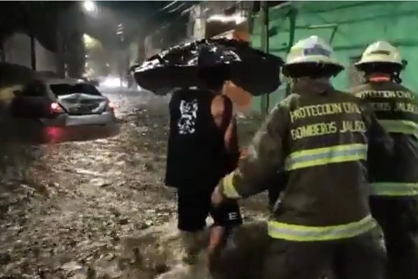 Autos varados y casas inundadas tras fuertes lluvia en Jalisco #VIDEOS