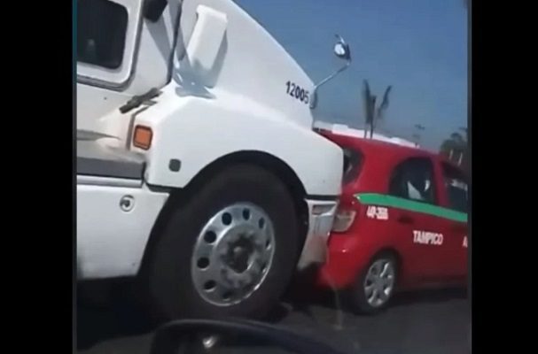 Tráiler arrastra a taxi con pasajeros en Altamira, Tamaulipas #VIDEO