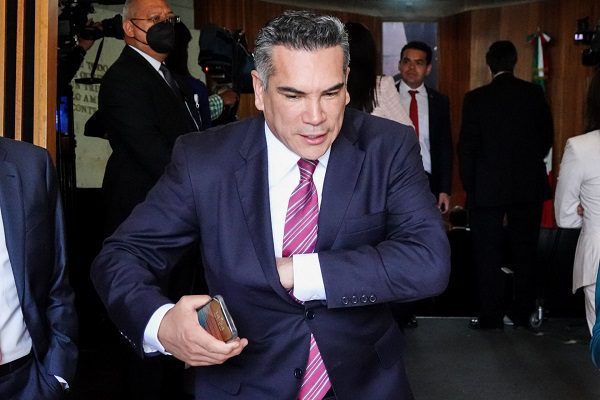 AMLO defiende a 'Alito' Moreno tras investigación de sus propiedades