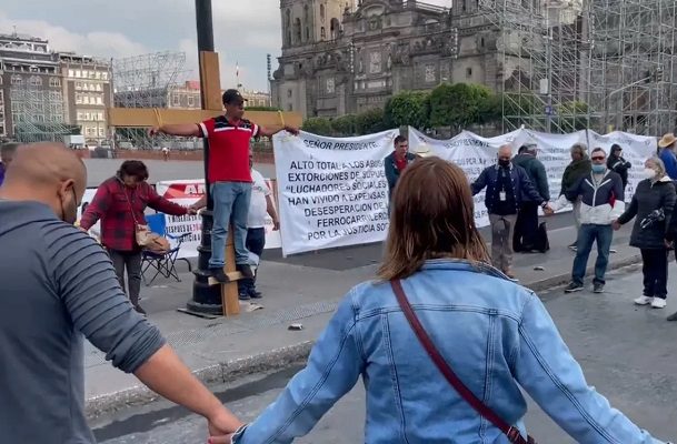Pensionados y jubilados escenifican crucifixión frente a Palacio Nacional #VIDEO