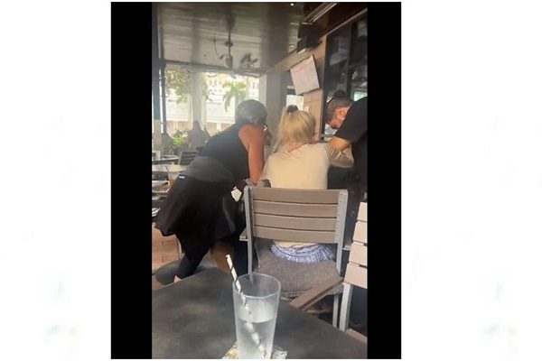 Ataque de pitbull a cachorro en restaurante en Edomex desata debate #VIDEO