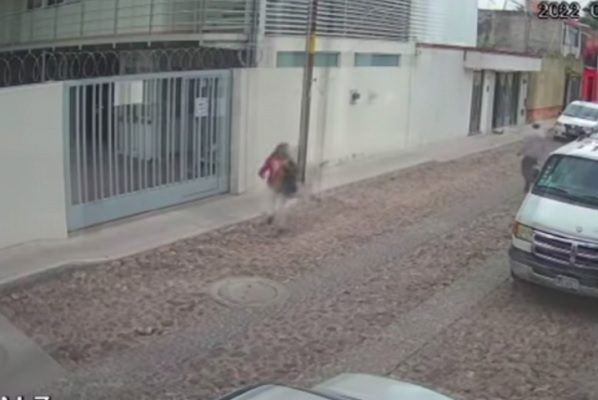 Mujer logra huir de intento de agresión en calles de Querétaro #VIDEOS