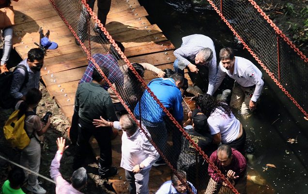 Separan del cargo a funcionarios por caída de puente colgante en Morelos
